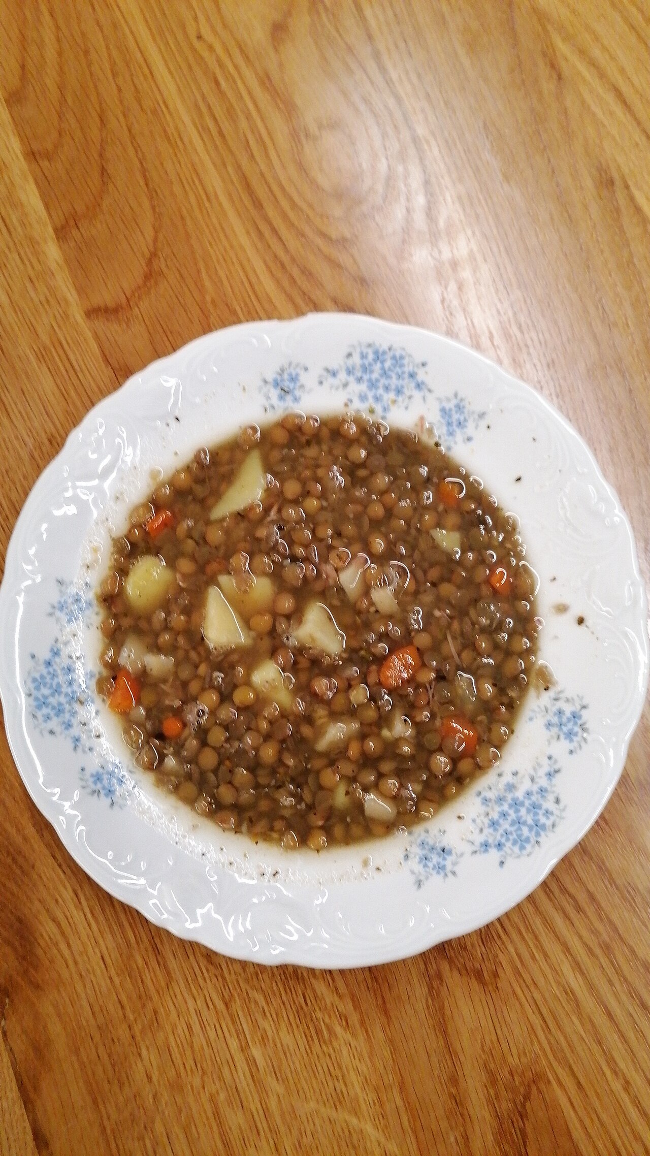 Supë me thjerrëza dhe limon e servirur në tryezë