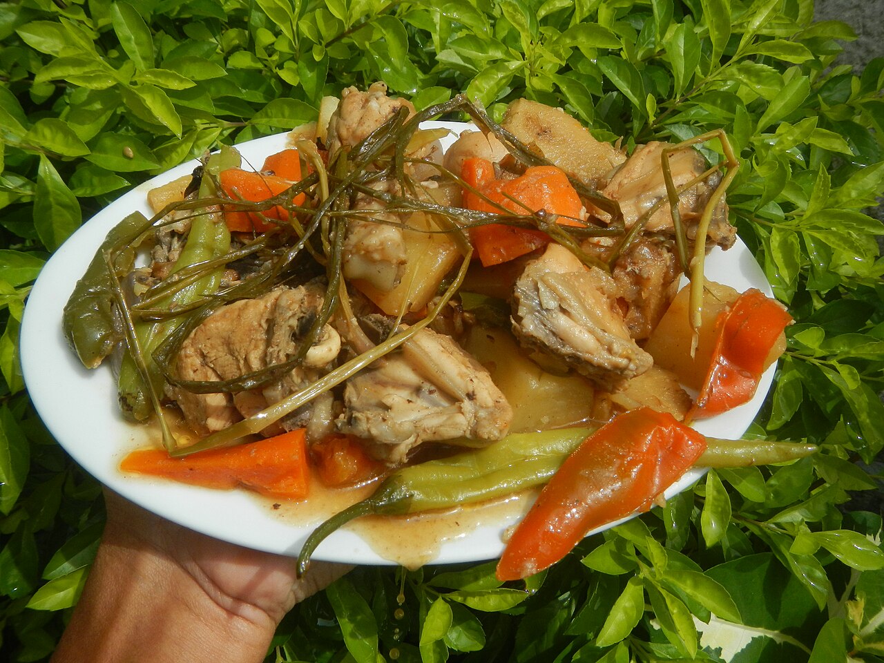 Tavë në furrë me pulë me limon dhe patate e servirur në tryezë