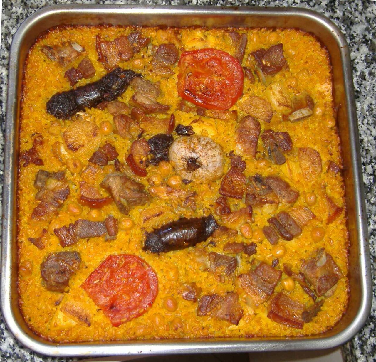 Tavë në furrë me qiqra me spinaq e servirur në tryezë