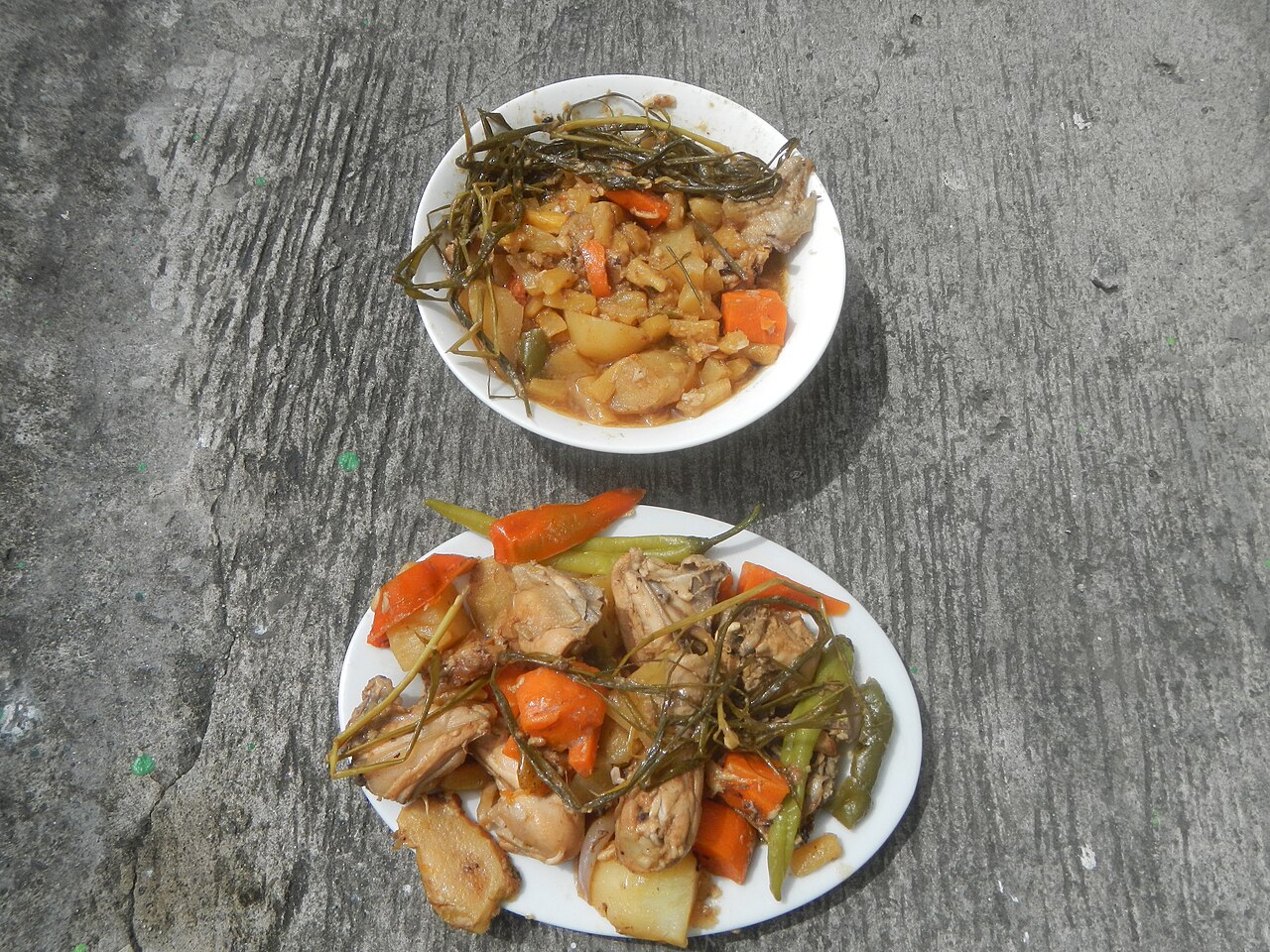 Tavë pule me patate e servirur në tryezë
