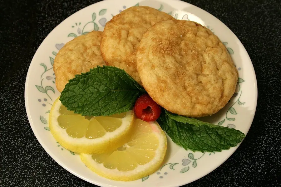Biskota me limon e servirur në tryezë