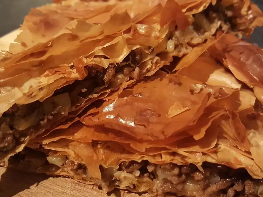 Byrek me mish tradicional e servirur në tryezë