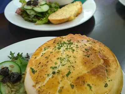 Byrek me mish viçi dhe presh e servirur në tryezë