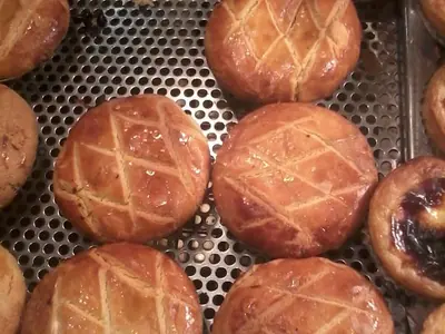 Byrek me pulë dhe kërpudha e servirur në tryezë