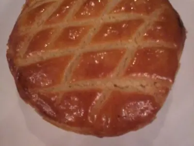Byrek me pulë dhe speca e servirur në tryezë