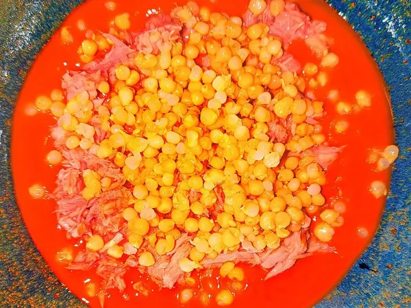Fërgesë me ton dhe speca e servirur në tryezë