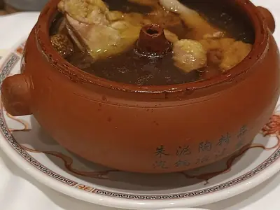 Fërgesë pule me kërpudha e servirur në tryezë