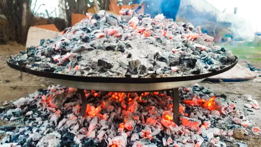 Flia me saç tradicionale e servirur në tryezë