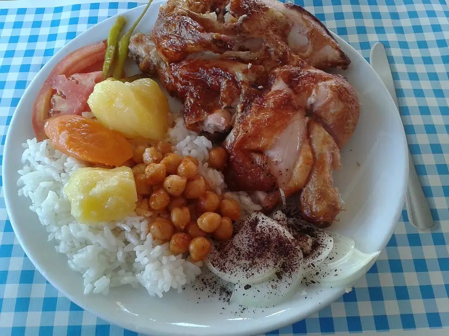 Gjellë pule me patate e servirur në tryezë