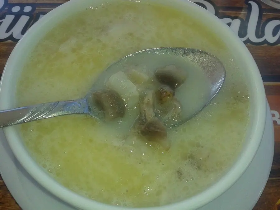 Gjellë qengji me spinaq e servirur në tryezë