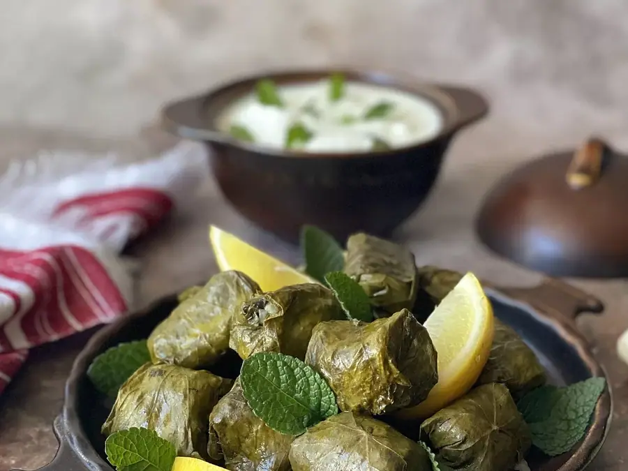 Japrak me gjethe rrushi e servirur në tryezë
