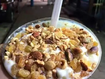 Kabuni me kanellë e servirur në tryezë