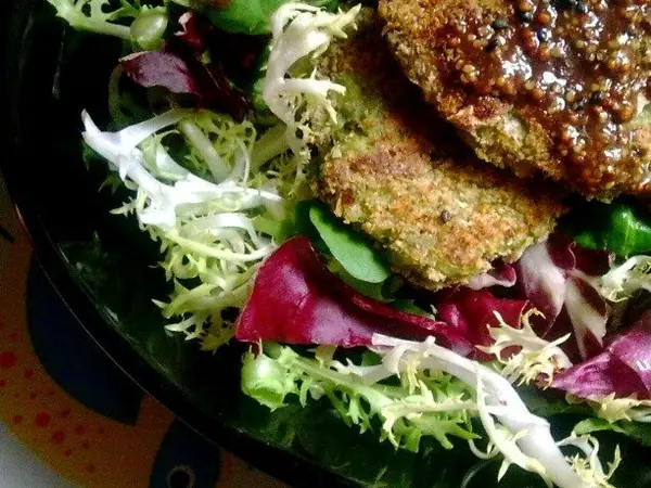 Kroketa orizi me perime e servirur në tryezë