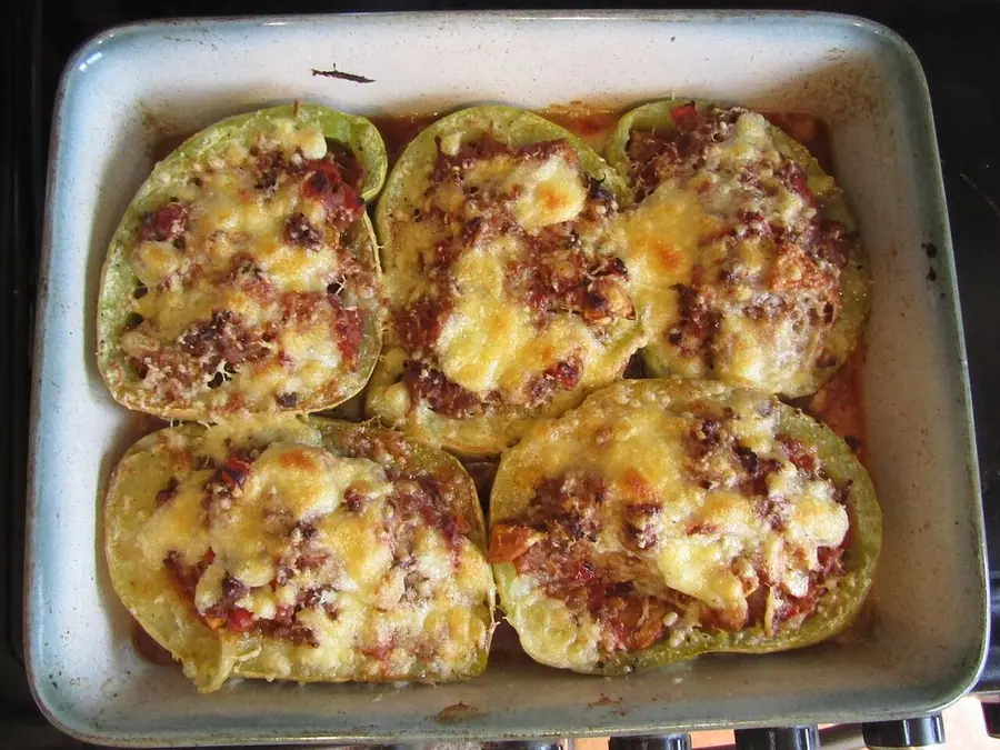 Kungulleshka të mbushura me viç e servirur në tryezë