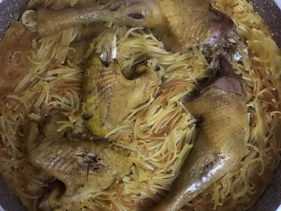 Makarona me mish të grirë e servirur në tryezë