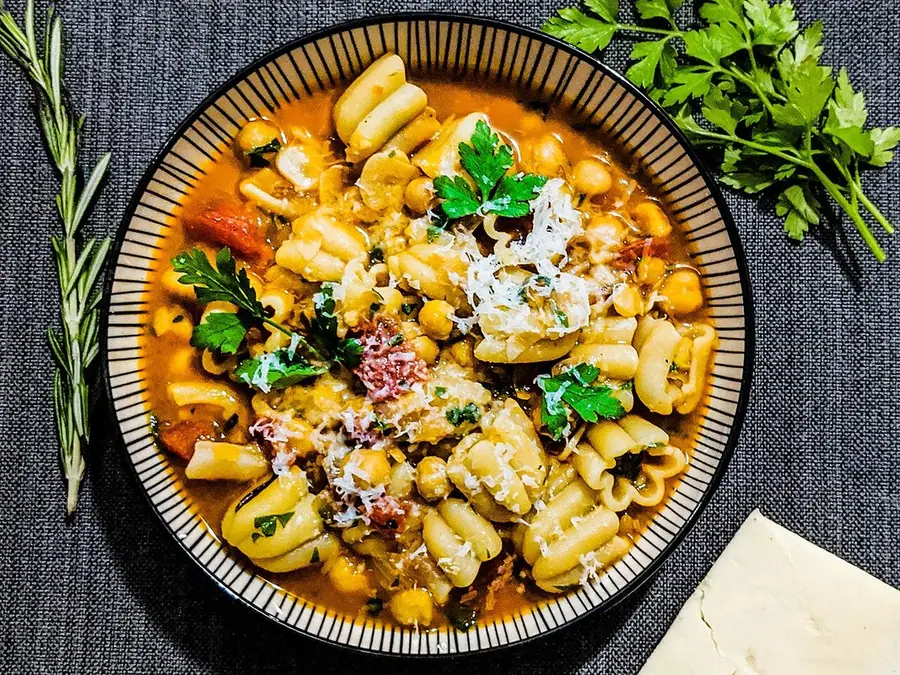 Makarona me qiqra dhe rozmarinë e servirur në tryezë