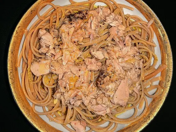 Makarona me ton dhe ullinj e servirur në tryezë