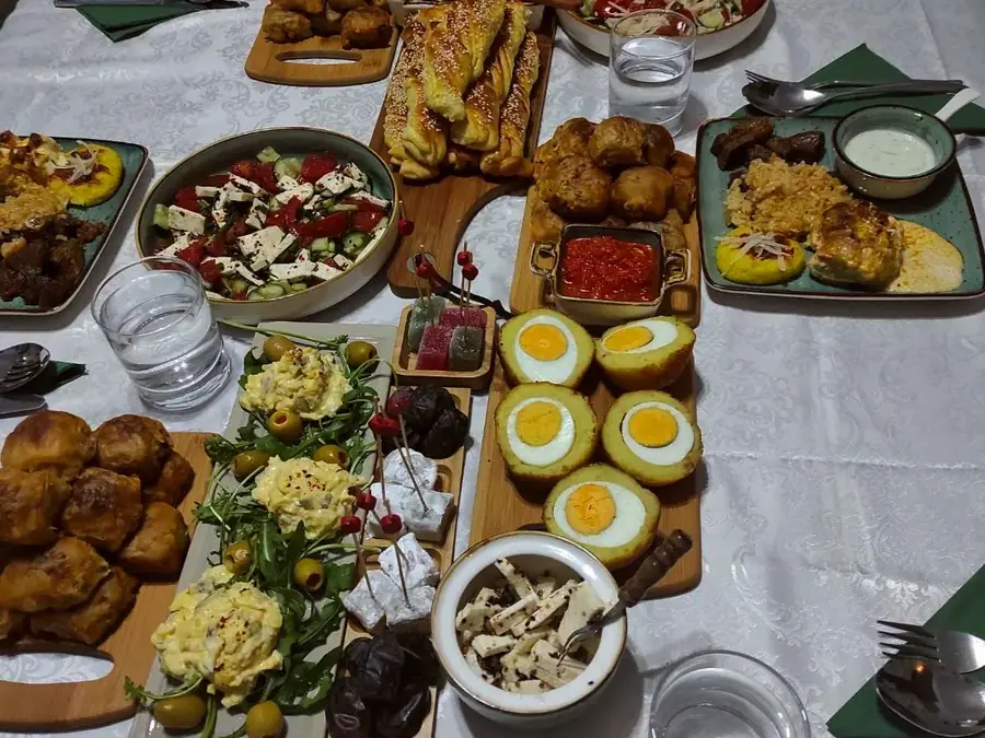 Mantia me mish të grirë e servirur në tryezë