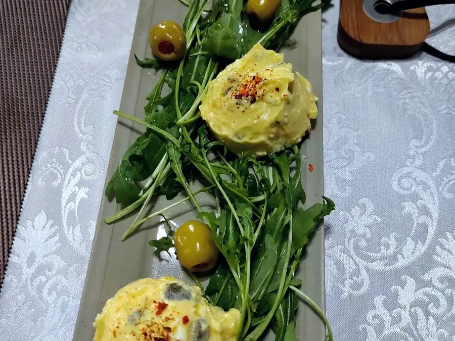 Patate jahni tradicionale e servirur në tryezë