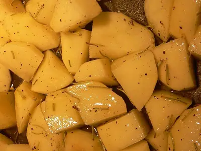 Patate me rozmarinë e servirur në tryezë