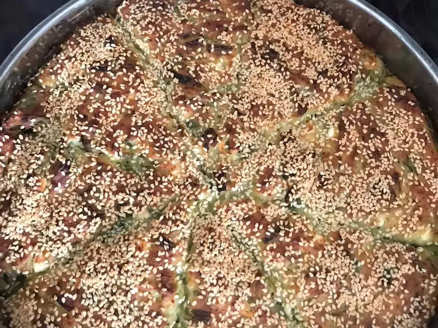 Pispili me spinaq e djathë e servirur në tryezë
