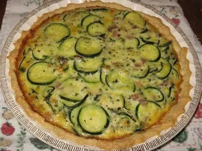 Pite me kungulleshka dhe kos e servirur në tryezë