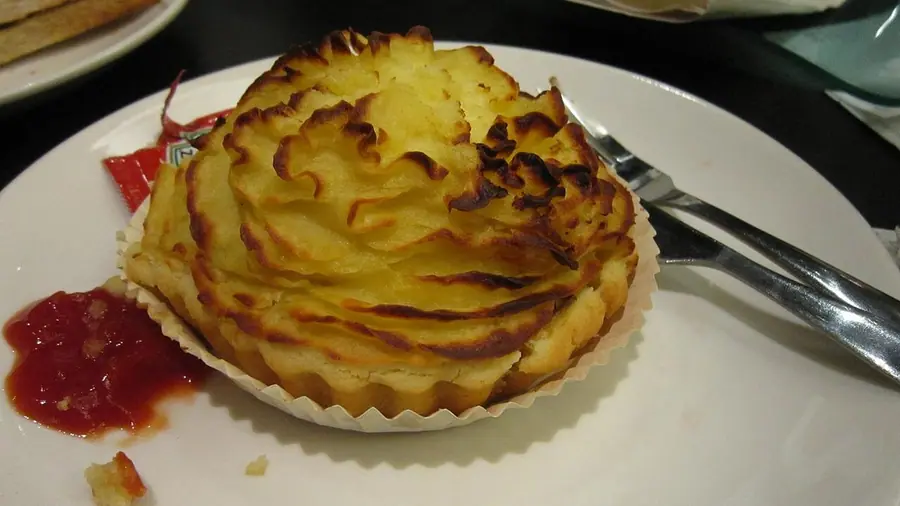 Pite me patate dhe rozmarinë e servirur në tryezë