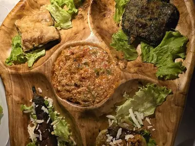 Pite me patëllxhan dhe djathë e servirur në tryezë