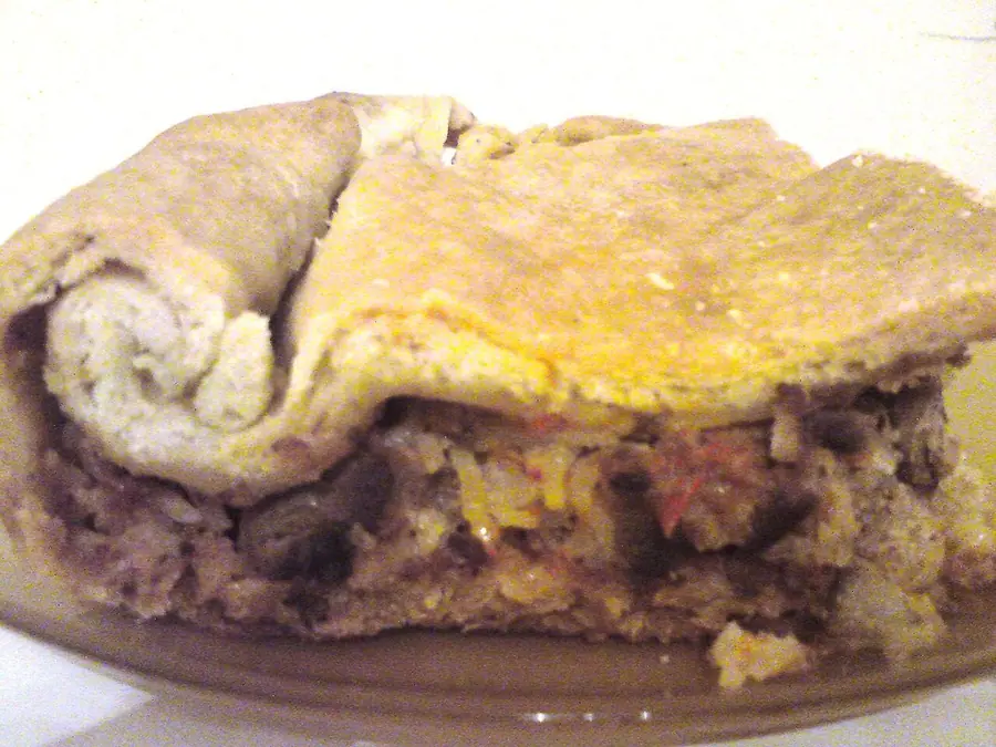 Pite me qengj dhe hudhër e servirur në tryezë
