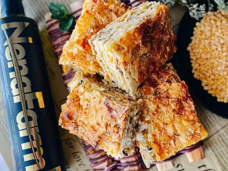 Pite me thjerrëza dhe presh e servirur në tryezë