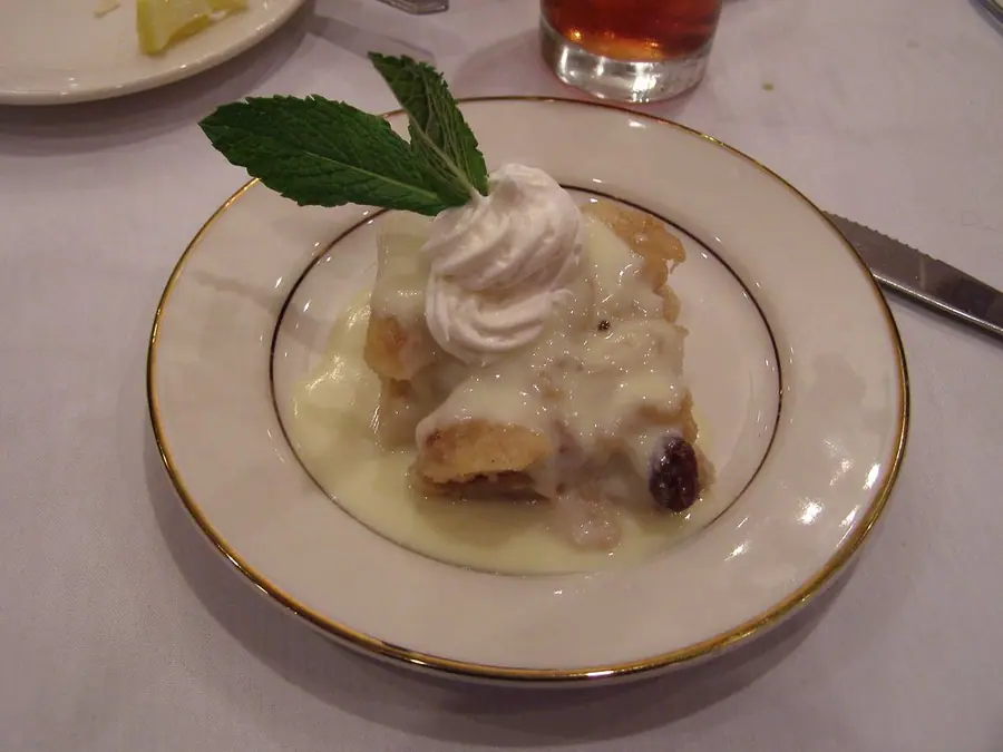 Puding buke me rrush të thatë e servirur në tryezë