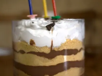 Puding me çokollatë e servirur në tryezë