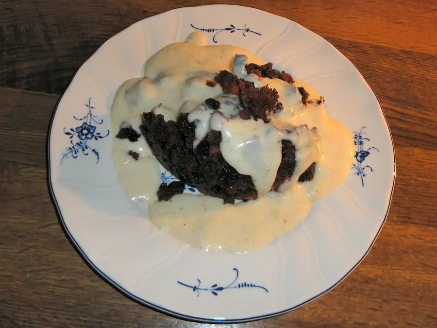 Puding me vanilje e servirur në tryezë