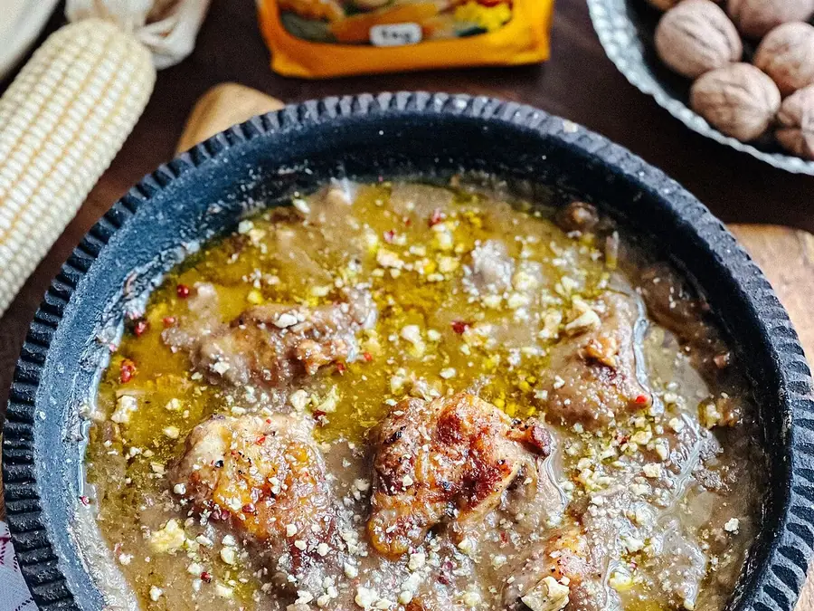 Pulë me qull sipas recetës tradicionale e servirur në tryezë