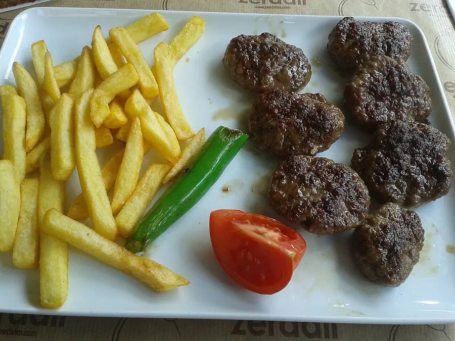 Qofte qiqrash me kos e servirur në tryezë