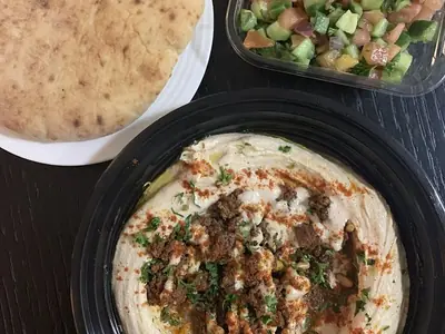 Sallatë me patëllxhan dhe hudhër e servirur në tryezë