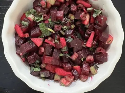 Sallatë me qiqra dhe limon e servirur në tryezë
