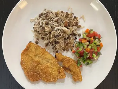Sallatë me thjerrëza dhe speca e servirur në tryezë