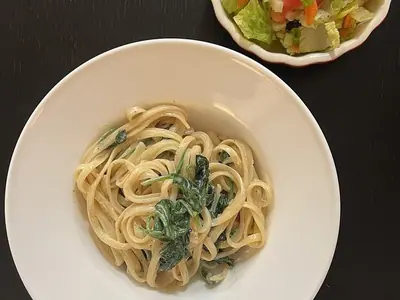 Sallatë turshi me rrepa dhe limon e servirur e ftohtë