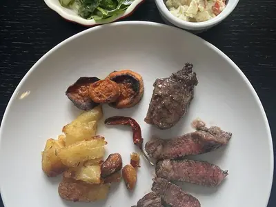 Sallatë turshi me ton dhe fasule e servirur e ftohtë