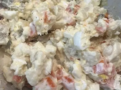 Sallatë turshi me vezë dhe kos e servirur e ftohtë