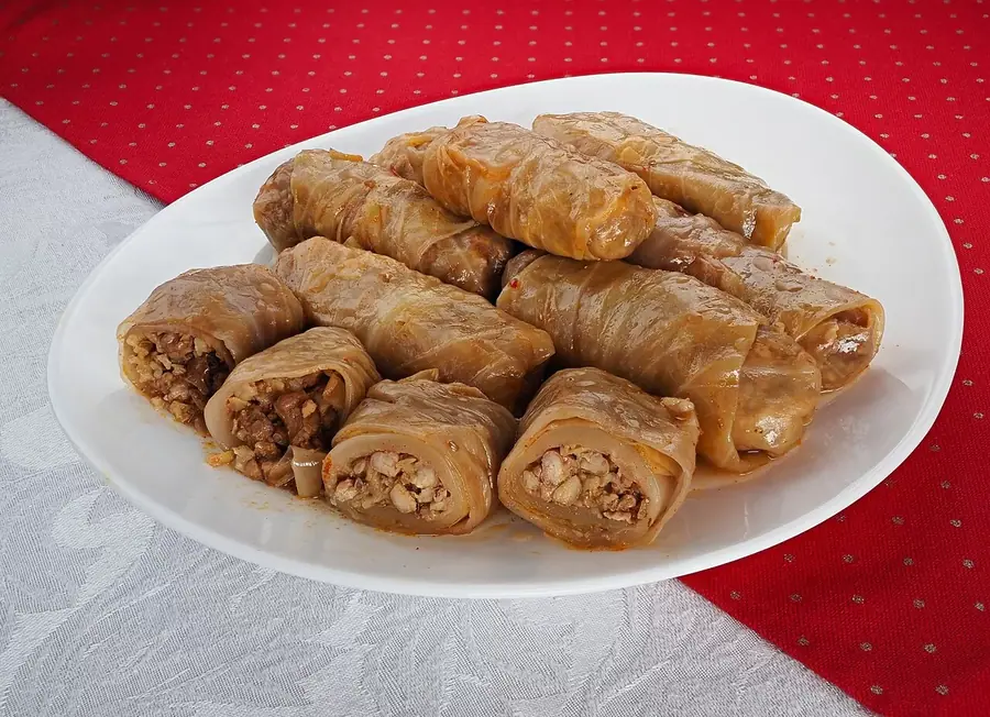 Sarma me lakër të thartë me mish të grirë e servirur në tryezë