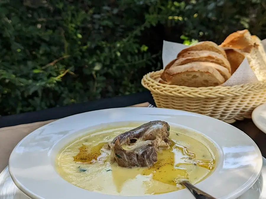 Shqeto Përmeti me mish qengji e servirur në tryezë