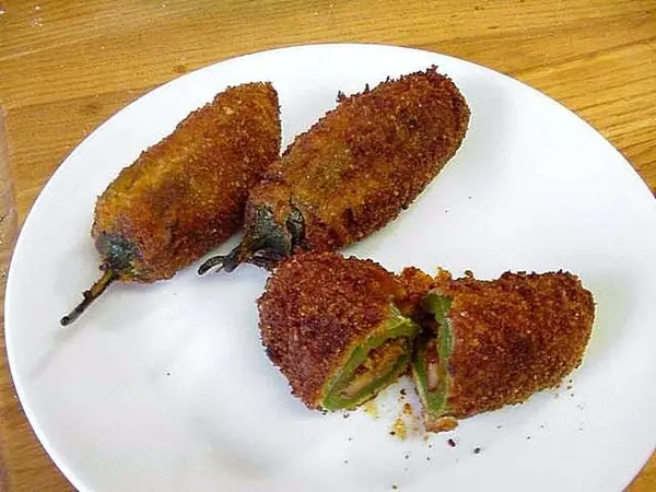 Speca të mbushur me qengj e servirur në tryezë