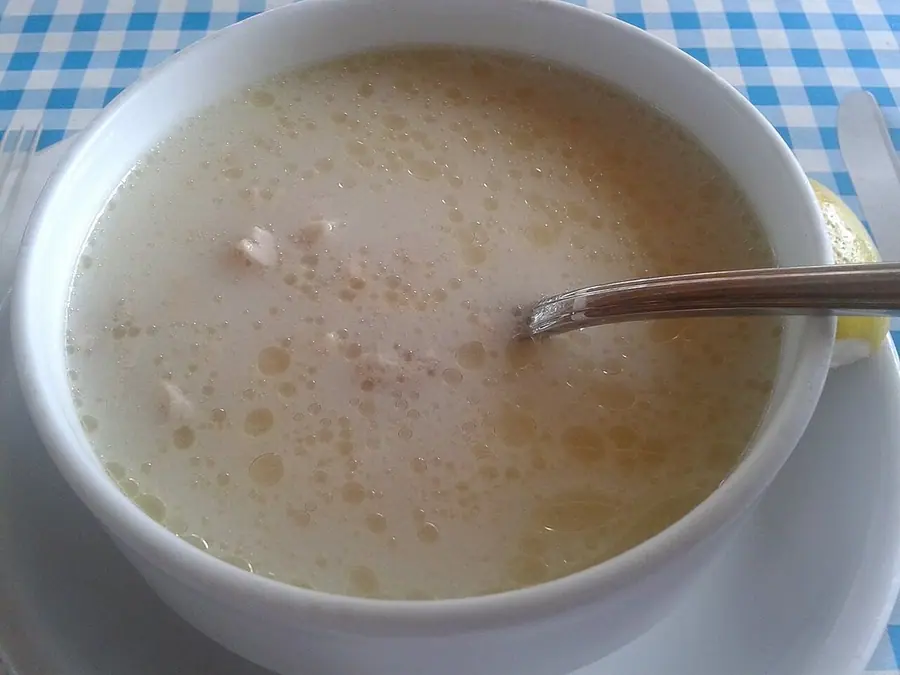 Supë me karkaleca dhe oriz e servirur në tryezë