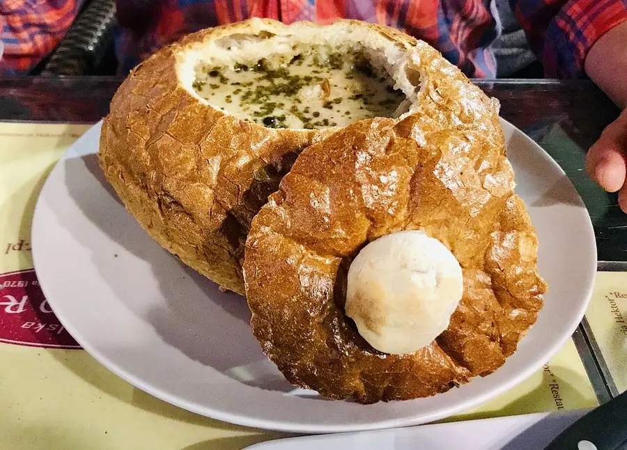Supë qengji me fasule të bardha e servirur në tryezë