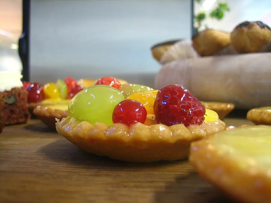 Tartë me fruta pylli e servirur në tryezë