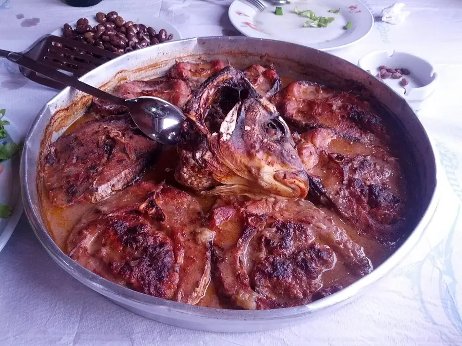 Tavë krapi shkodrane tradicionale e servirur në tryezë