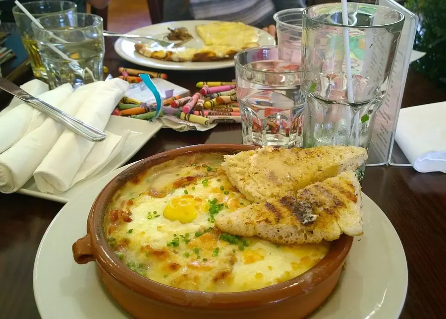 Tavë në furrë me fasule me perime e servirur në tryezë