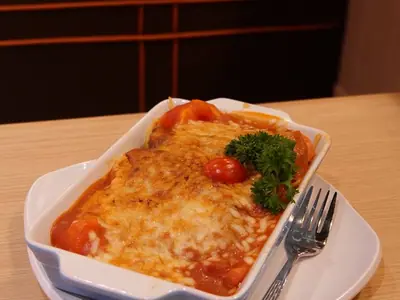 Tavë në furrë me kërpudha me hudhër e servirur në tryezë